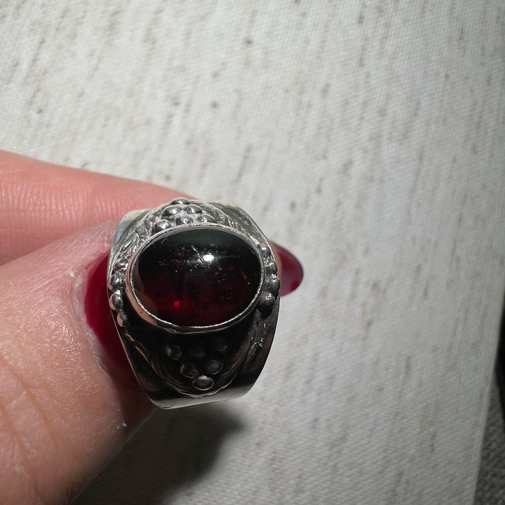 Vintage Sterling silver and garnet wide dome ring - Picture 7 of 15